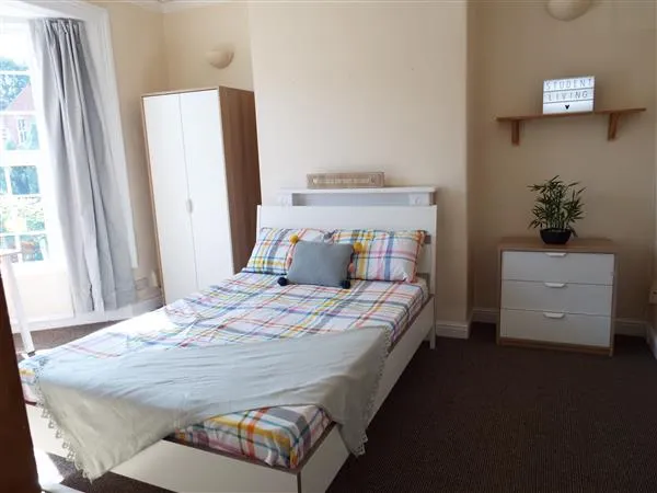 Carholme Road // 5 Bed + 2 Bath // Aug 2026 - Image 6